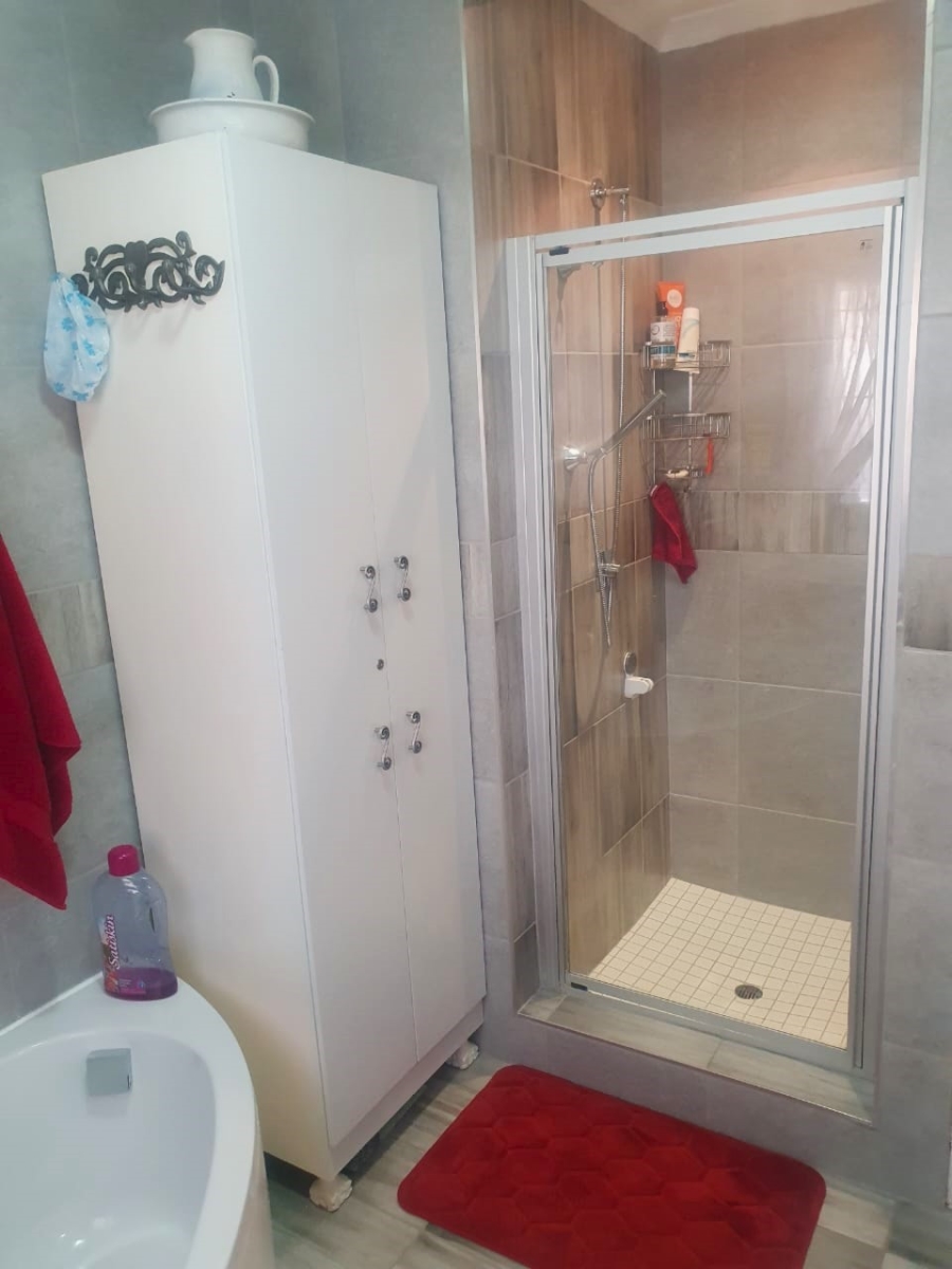 2 Bedroom Property for Sale in Eldoraigne Gauteng