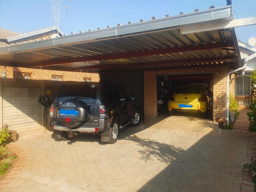 2 Bedroom Property for Sale in Eldoraigne Gauteng