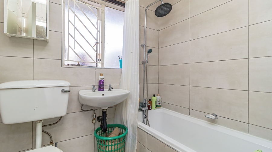 2 Bedroom Property for Sale in Glen Marais Gauteng