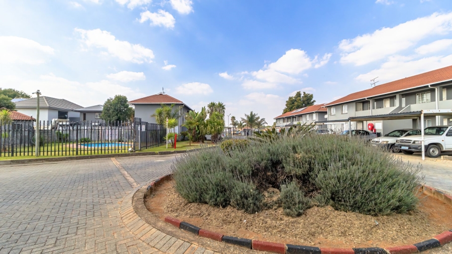 2 Bedroom Property for Sale in Glen Marais Gauteng