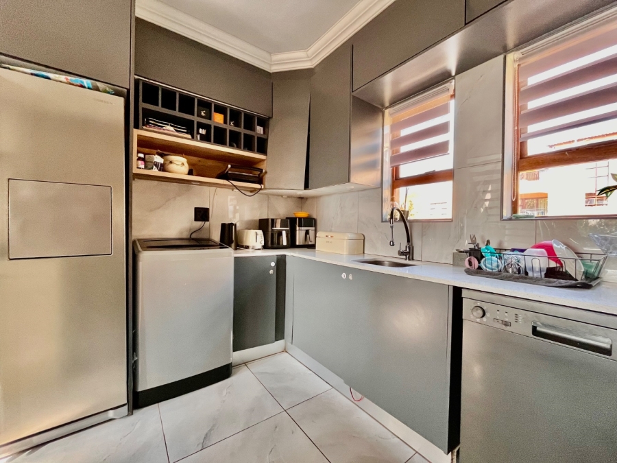 To Let 3 Bedroom Property for Rent in Erand Gardens Gauteng