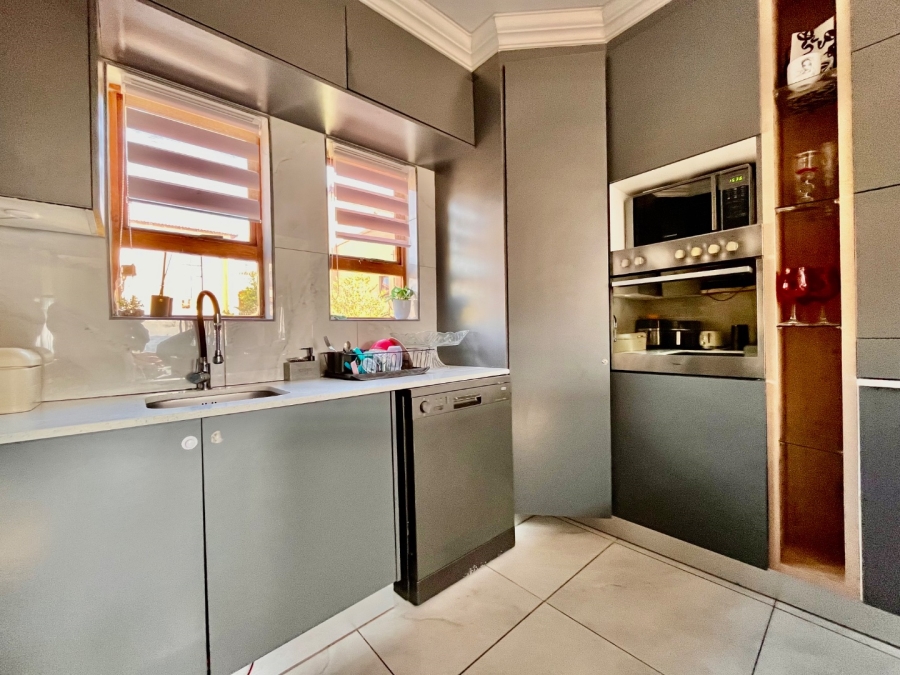 To Let 3 Bedroom Property for Rent in Erand Gardens Gauteng