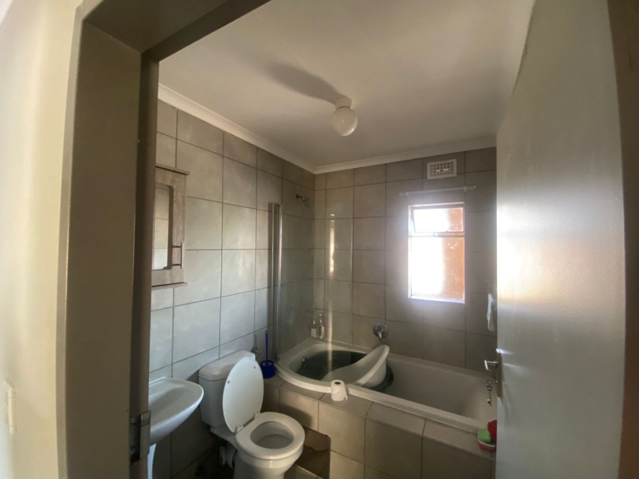 2 Bedroom Property for Sale in Heuweloord Gauteng