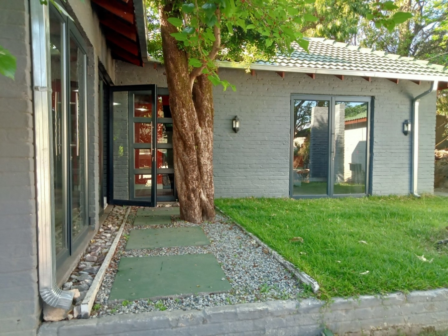 To Let 4 Bedroom Property for Rent in Kew Gauteng