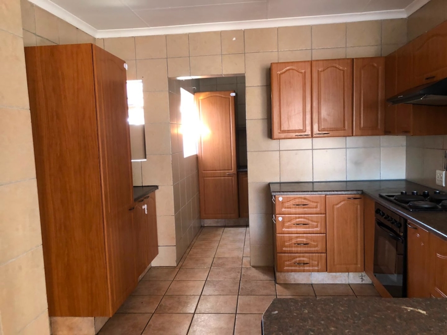 To Let 3 Bedroom Property for Rent in Glen Marais Gauteng