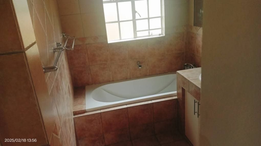 To Let 3 Bedroom Property for Rent in Glen Marais Gauteng