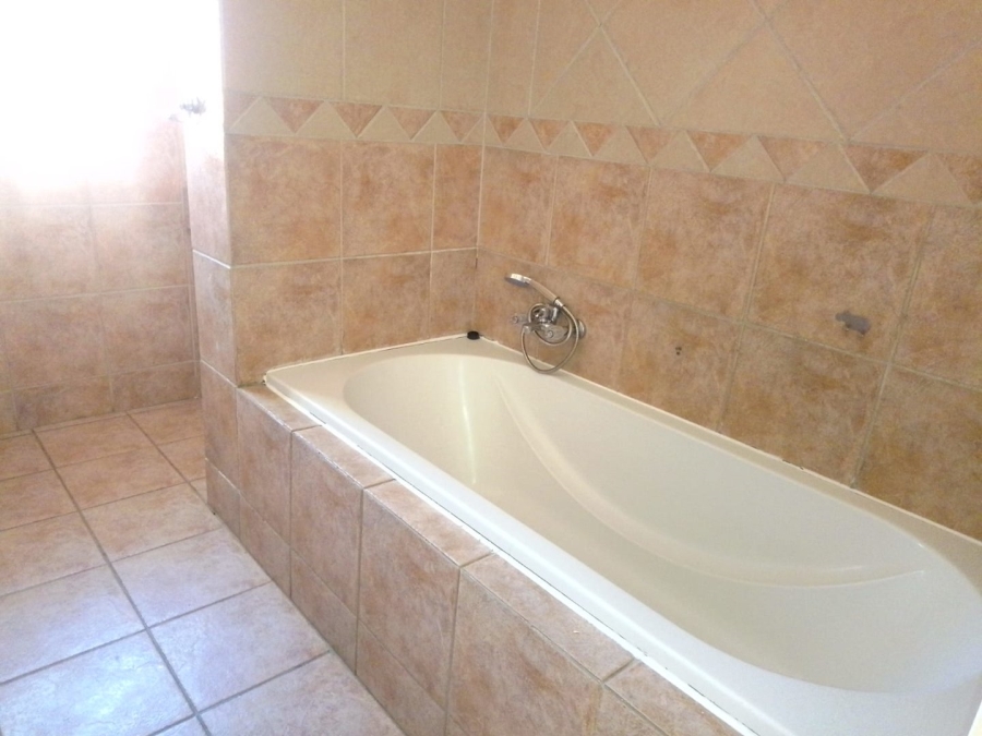 To Let 3 Bedroom Property for Rent in Glen Marais Gauteng