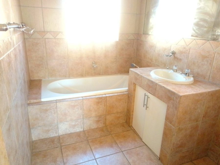 To Let 3 Bedroom Property for Rent in Glen Marais Gauteng