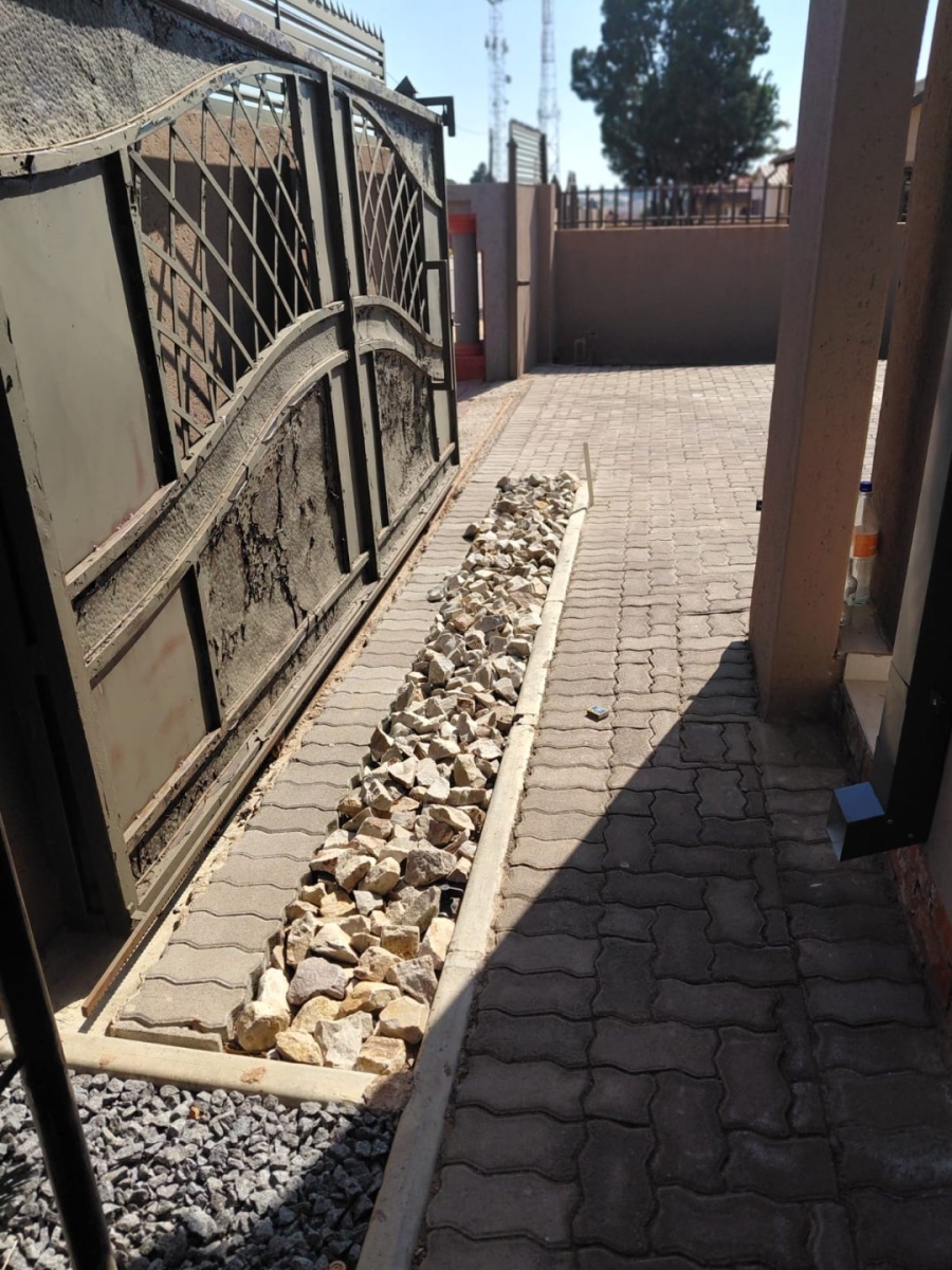 To Let  Bedroom Property for Rent in Soshanguve FF Gauteng
