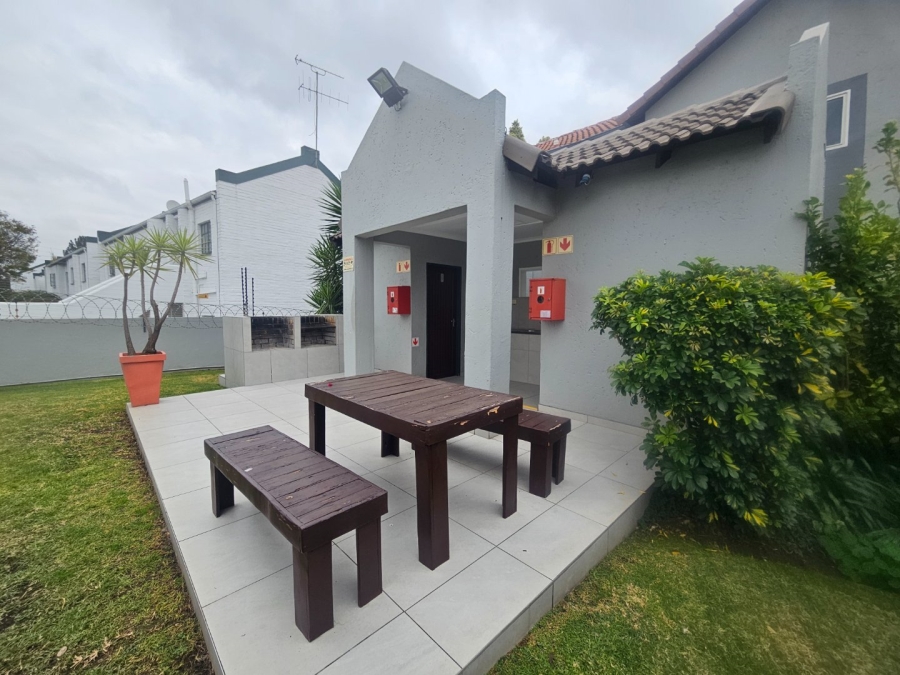 2 Bedroom Property for Sale in Magaliessig Gauteng