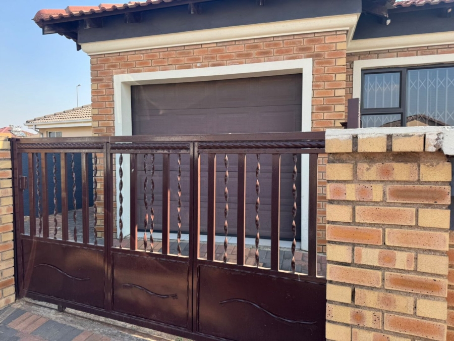 To Let 2 Bedroom Property for Rent in Crystal Park Gauteng