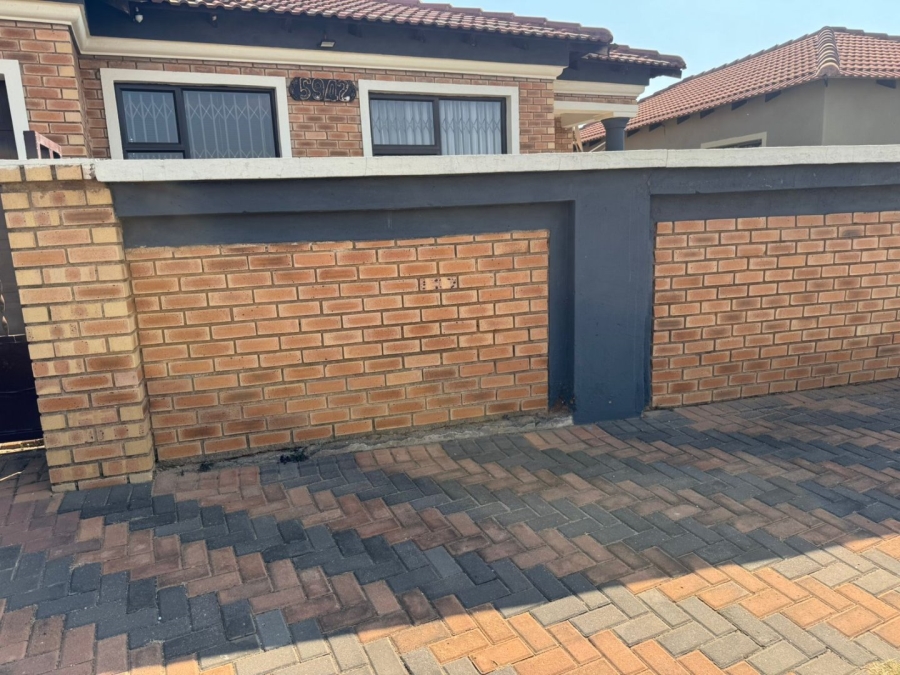 To Let 2 Bedroom Property for Rent in Crystal Park Gauteng