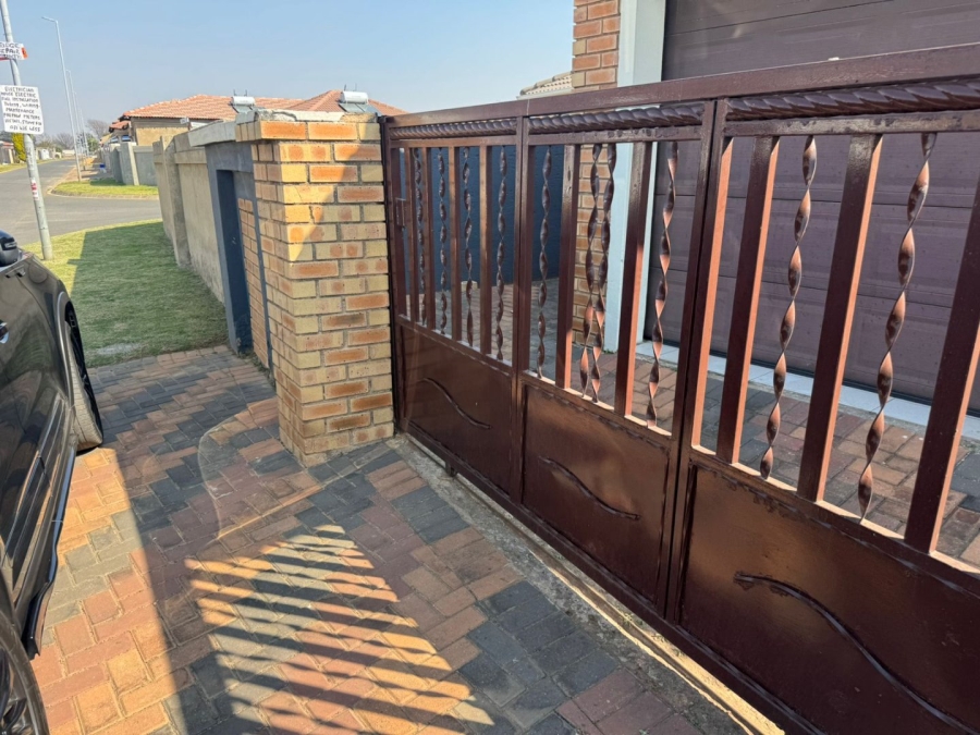 To Let 2 Bedroom Property for Rent in Crystal Park Gauteng