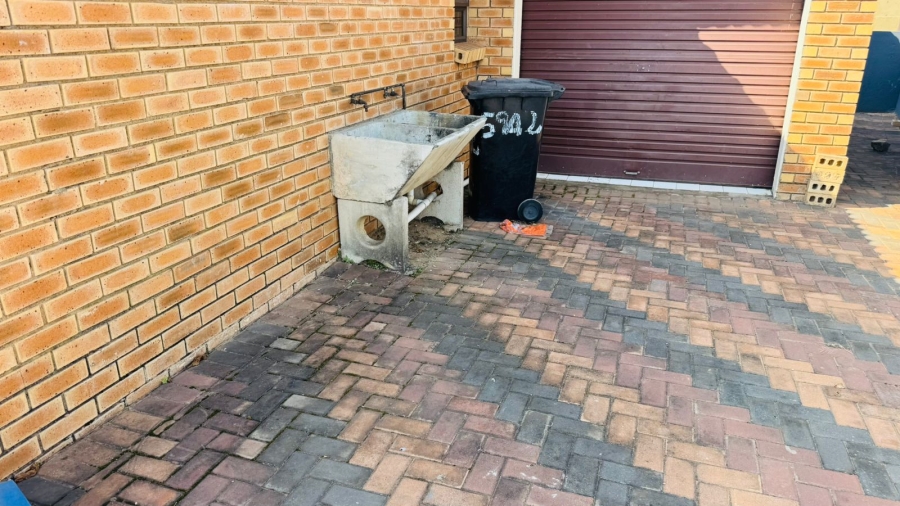 To Let 2 Bedroom Property for Rent in Crystal Park Gauteng