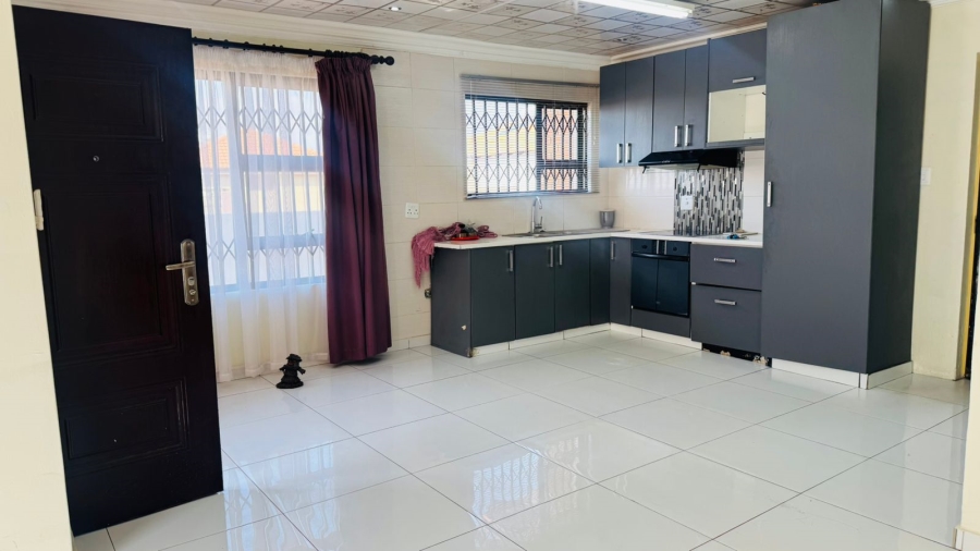 To Let 2 Bedroom Property for Rent in Crystal Park Gauteng