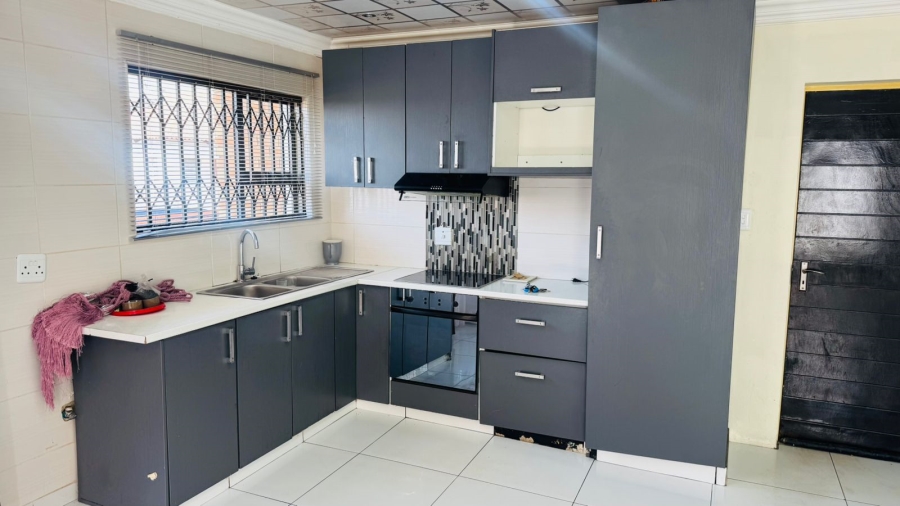 To Let 2 Bedroom Property for Rent in Crystal Park Gauteng