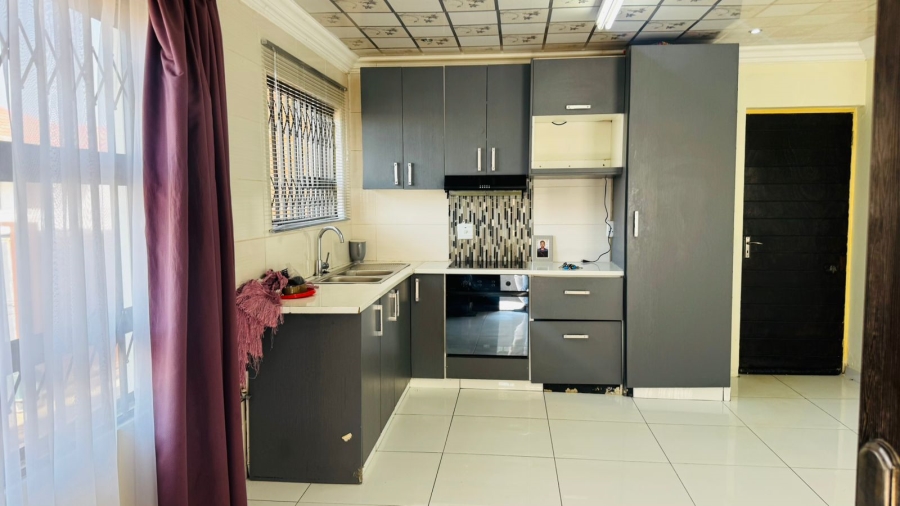 To Let 2 Bedroom Property for Rent in Crystal Park Gauteng