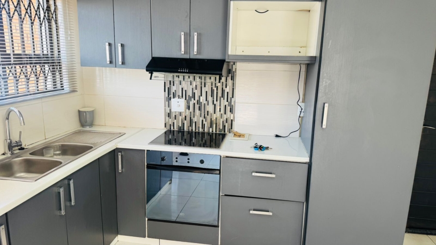 To Let 2 Bedroom Property for Rent in Crystal Park Gauteng