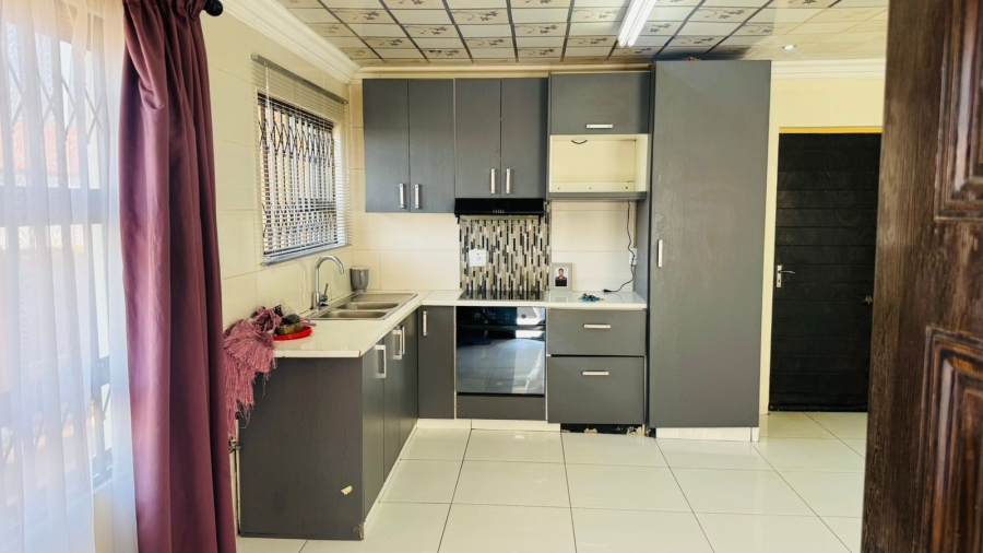 To Let 2 Bedroom Property for Rent in Crystal Park Gauteng
