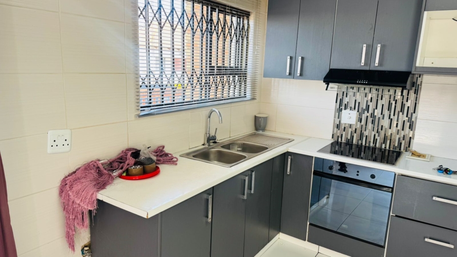 To Let 2 Bedroom Property for Rent in Crystal Park Gauteng