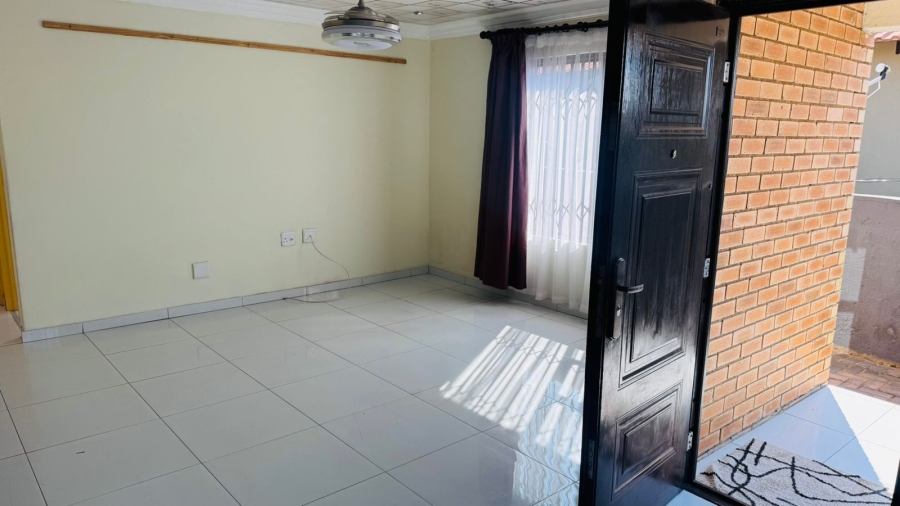 To Let 2 Bedroom Property for Rent in Crystal Park Gauteng