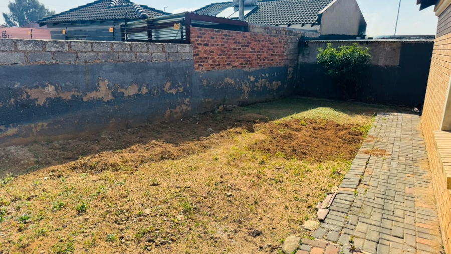 To Let 2 Bedroom Property for Rent in Crystal Park Gauteng