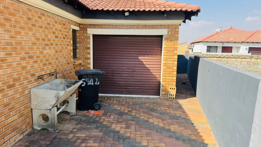 To Let 2 Bedroom Property for Rent in Crystal Park Gauteng