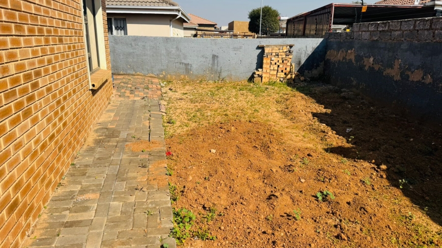 To Let 2 Bedroom Property for Rent in Crystal Park Gauteng