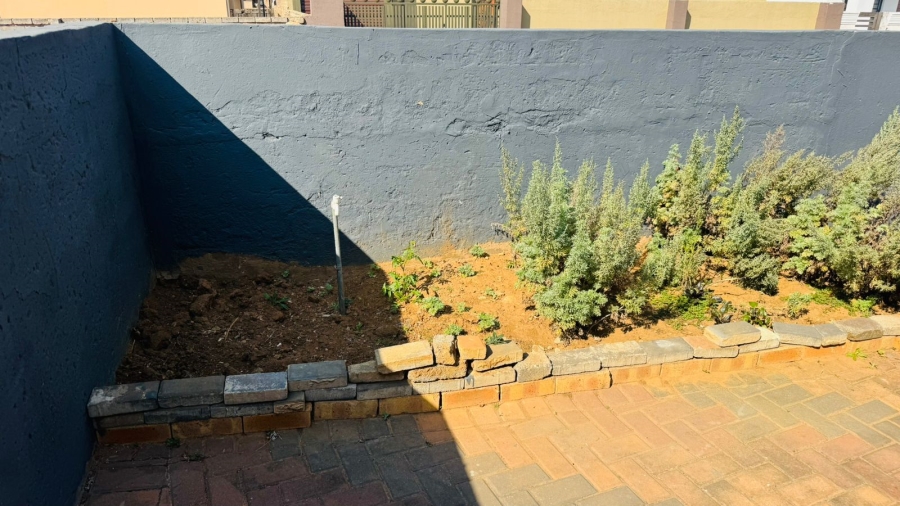To Let 2 Bedroom Property for Rent in Crystal Park Gauteng