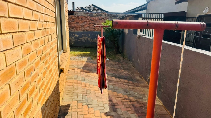 To Let 2 Bedroom Property for Rent in Crystal Park Gauteng