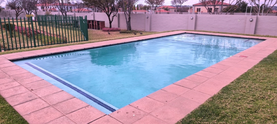 To Let 2 Bedroom Property for Rent in Blue Hills Gauteng