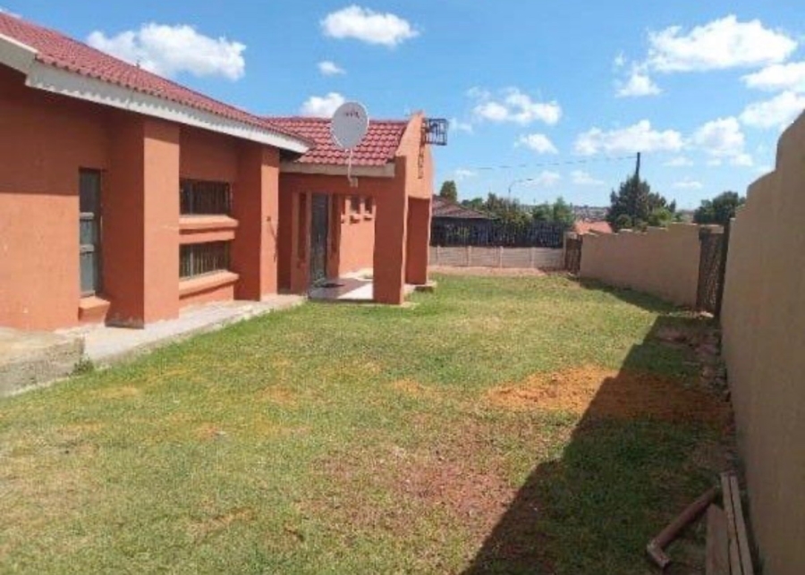 8 Bedroom Property for Sale in Lenasia South Gauteng