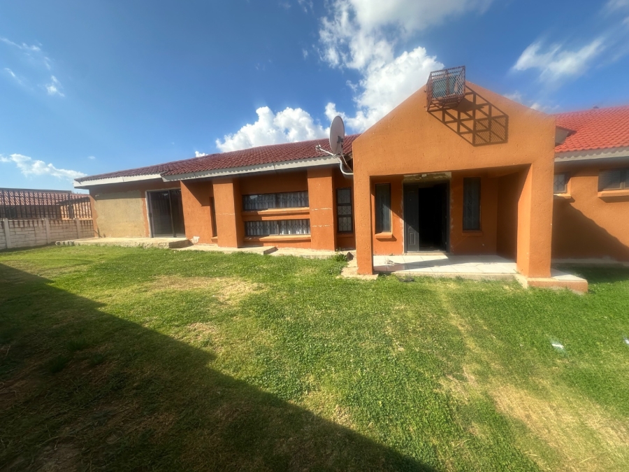 8 Bedroom Property for Sale in Lenasia South Gauteng