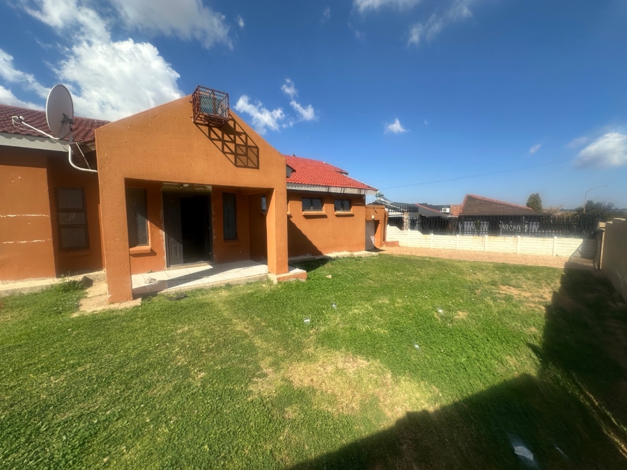 8 Bedroom Property for Sale in Lenasia South Gauteng