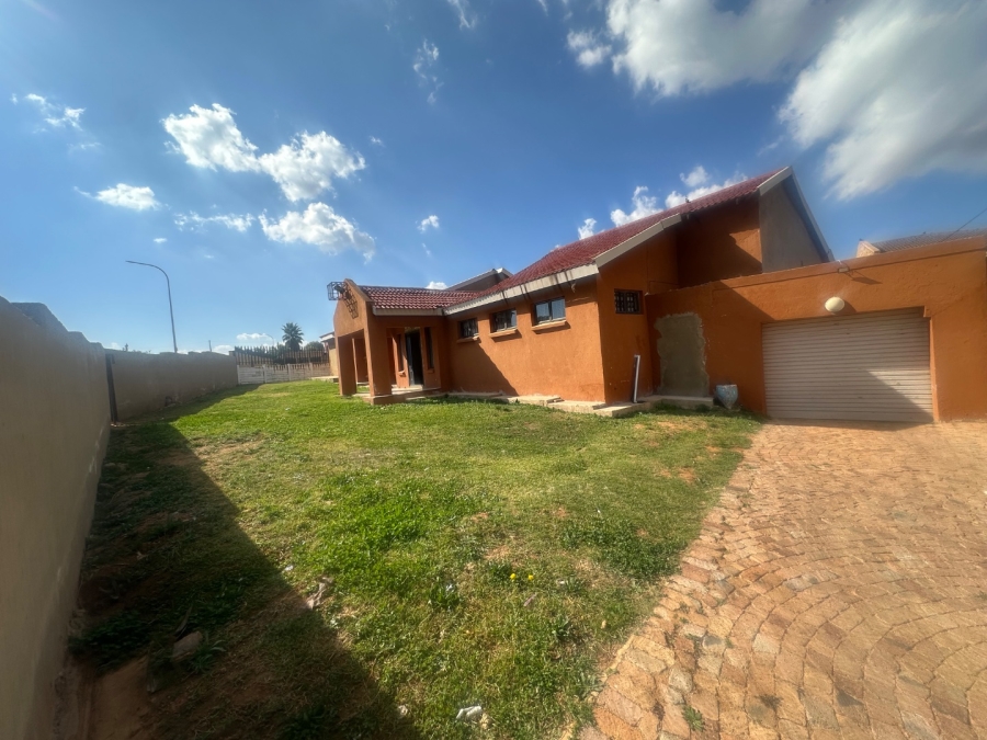 8 Bedroom Property for Sale in Lenasia South Gauteng