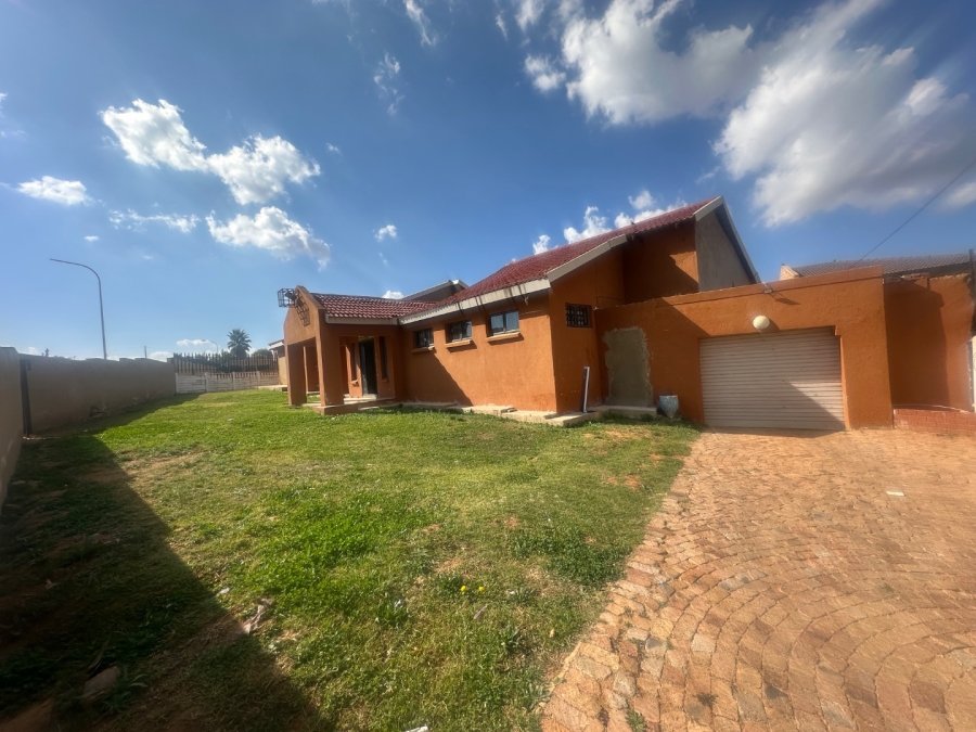 8 Bedroom Property for Sale in Lenasia South Gauteng