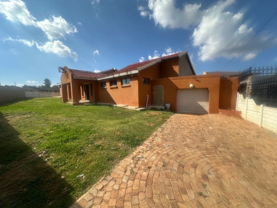8 Bedroom Property for Sale in Lenasia South Gauteng