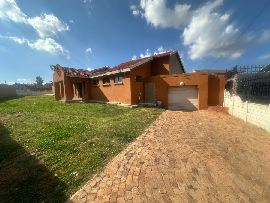 8 Bedroom Property for Sale in Lenasia South Gauteng