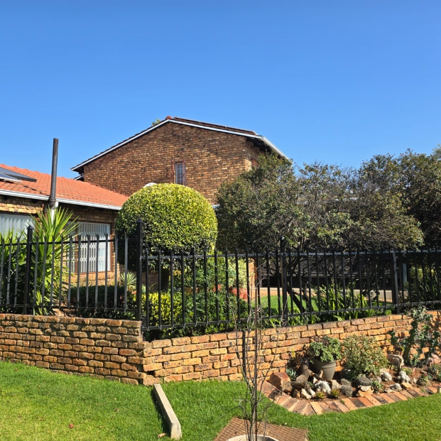 3 Bedroom Property for Sale in Faerie Glen Gauteng