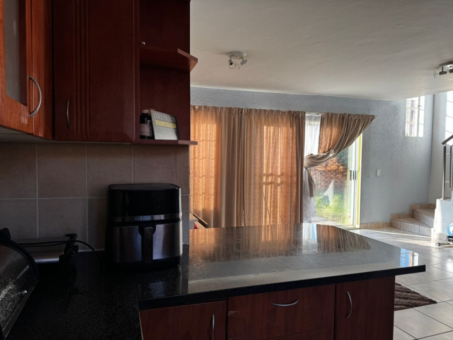 2 Bedroom Property for Sale in Rooihuiskraal North Gauteng
