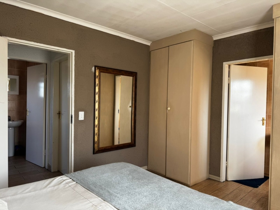 2 Bedroom Property for Sale in Rooihuiskraal North Gauteng