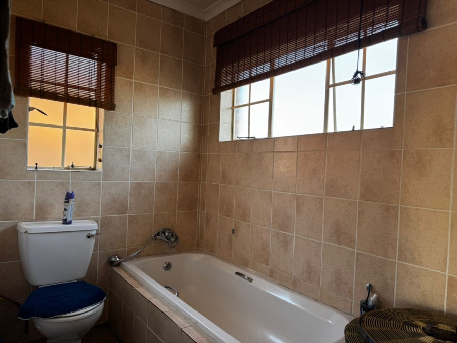 2 Bedroom Property for Sale in Rooihuiskraal North Gauteng
