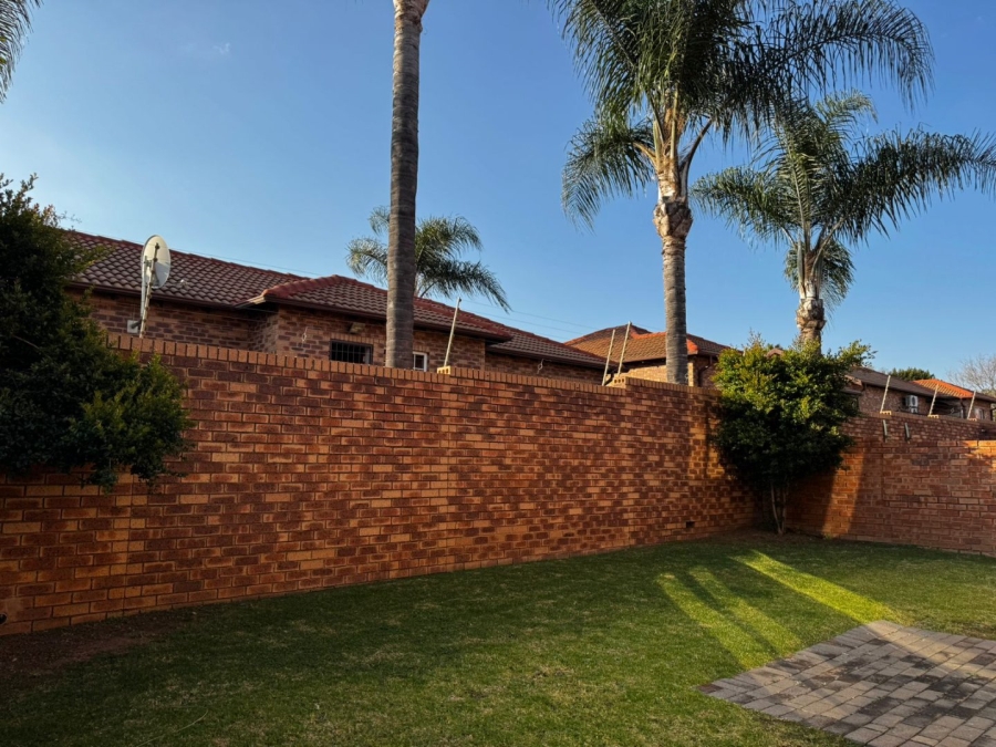 2 Bedroom Property for Sale in Rooihuiskraal North Gauteng