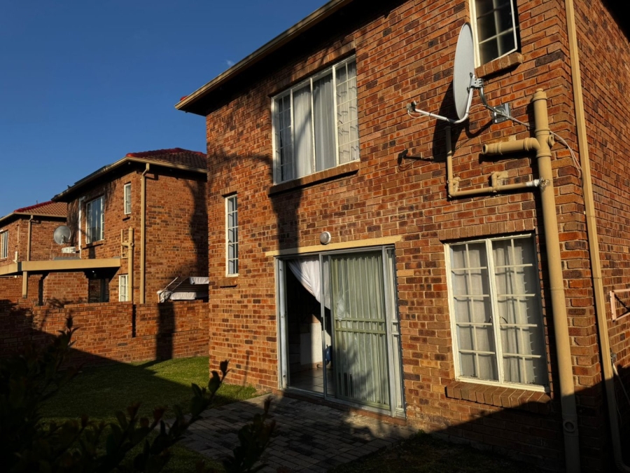 2 Bedroom Property for Sale in Rooihuiskraal North Gauteng