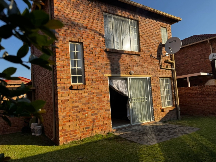 2 Bedroom Property for Sale in Rooihuiskraal North Gauteng