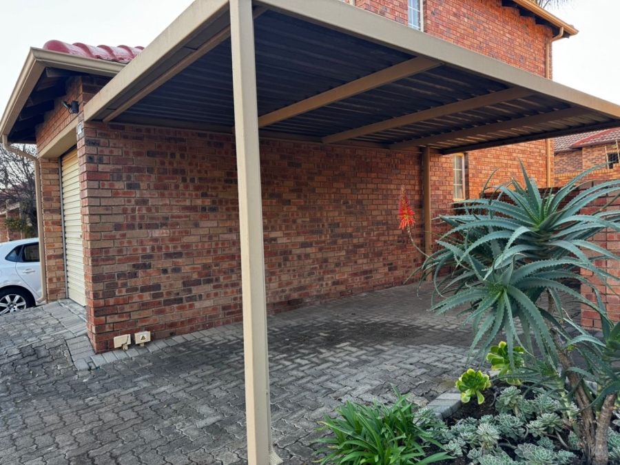 2 Bedroom Property for Sale in Rooihuiskraal North Gauteng