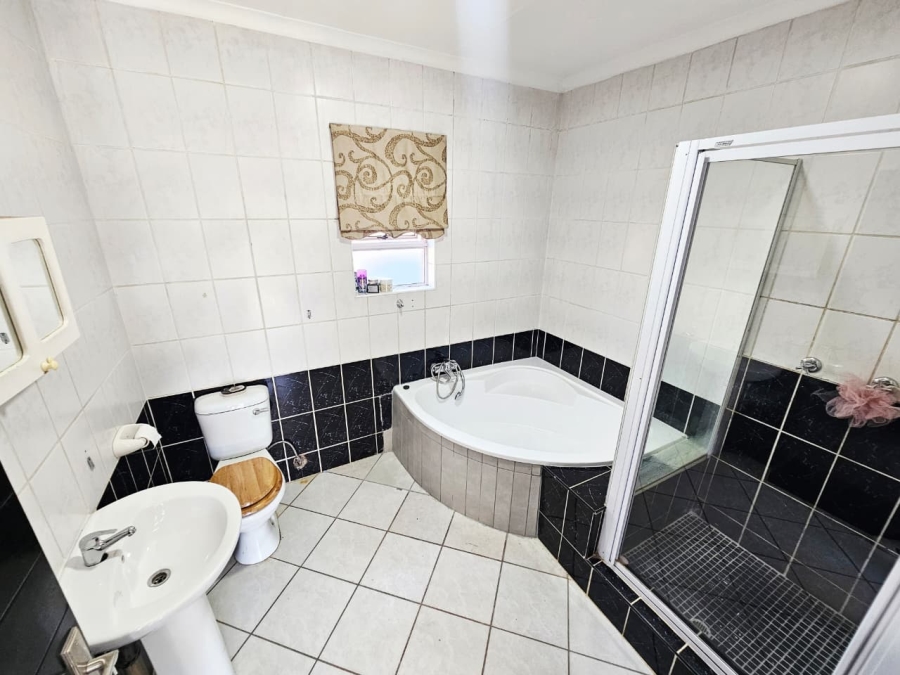 To Let 4 Bedroom Property for Rent in Eldoraigne Gauteng