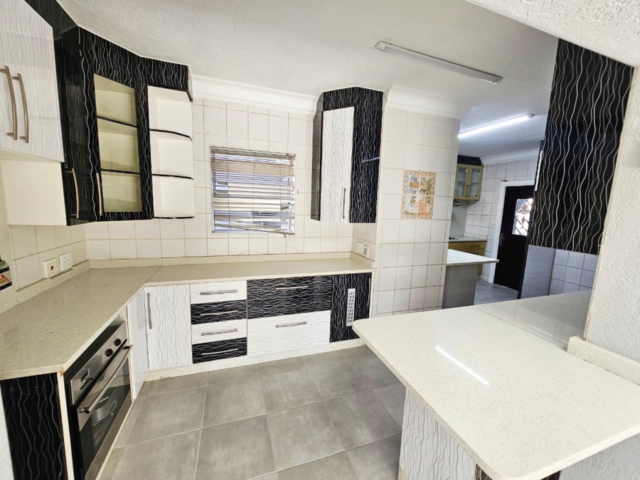 To Let 4 Bedroom Property for Rent in Eldoraigne Gauteng