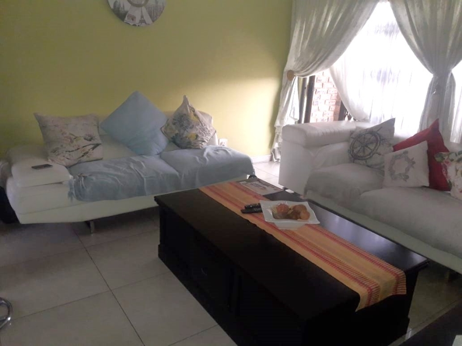 To Let 2 Bedroom Property for Rent in Mondeor Gauteng
