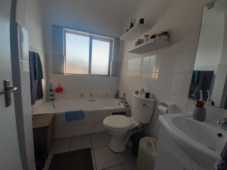 2 Bedroom Property for Sale in Fairland Gauteng